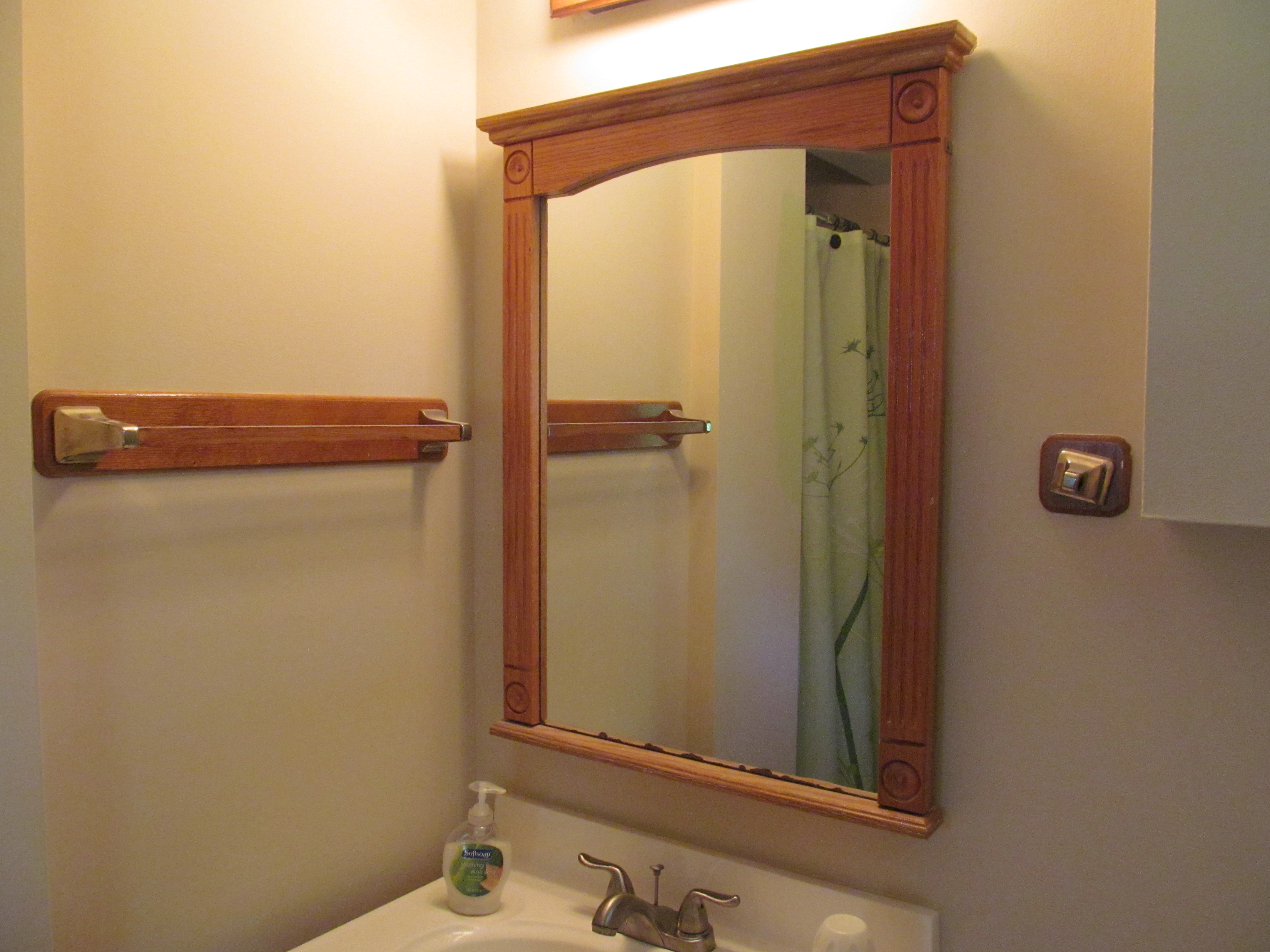 крепление шкафа с зеркалом в ванной